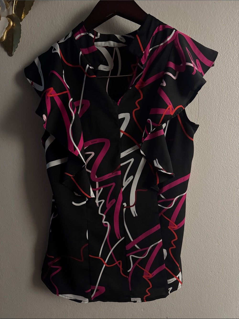 Ruffled V-Neck Sleeveless Top in Black with Pink & White Abstract Print